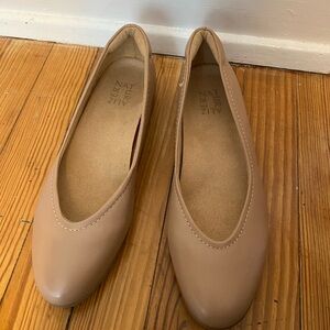 NWT Naturalizer Women's Tan Flats Size 9.5